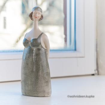Frauen Figur Marlene in grauem Trägerkleid (20 cm)